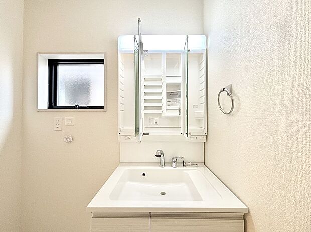 【その他設備(三面鏡裏収納)】三面鏡の裏に、化粧品や衛生用品などを収納可能。洗面台をすっきりと保ちます！