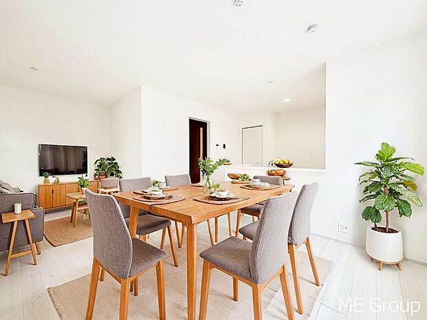 【リビング】ご家族の賑やかな話し声で包まれる明るいリビング  ※家具はCGです 