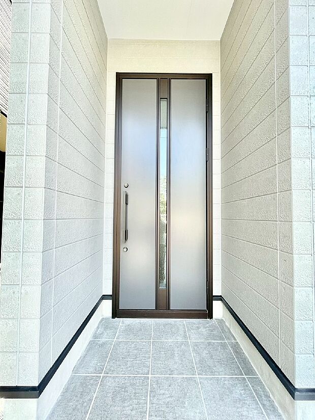 【玄関】玄関前は雨が降っても濡れにくい屋根付き