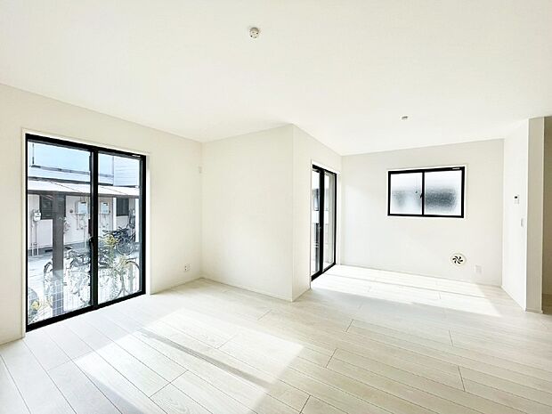 【リビングダイニング】大きな窓からたっぷりの陽光と風を感じられるリビング