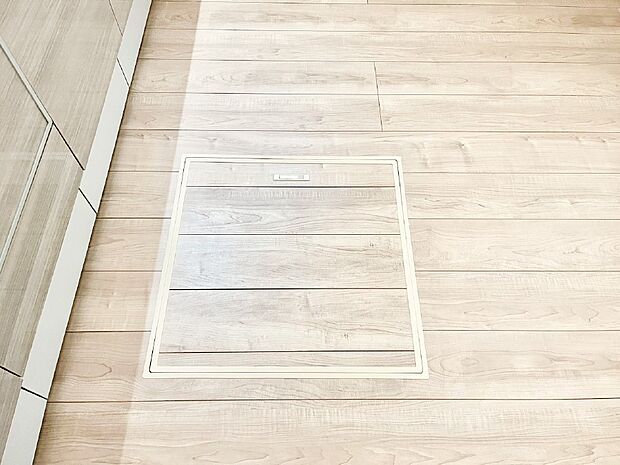 【その他設備(床下収納)】床下収納付き！日用品・非常用品の収納にも大活躍。