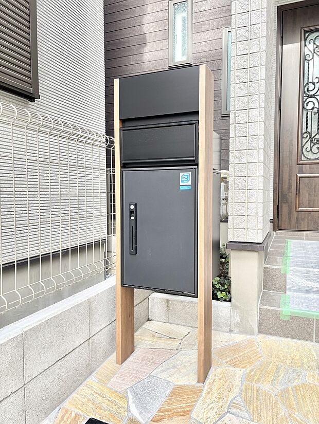 【その他現地】表札・インターホン・ポスト・宅配ＢＯＸをひとつに集約。エントランスになじむシンプルデザイン。