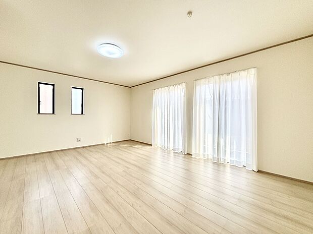 【ダイニング】大きな窓からたっぷりの陽光と風を感じられるリビング  