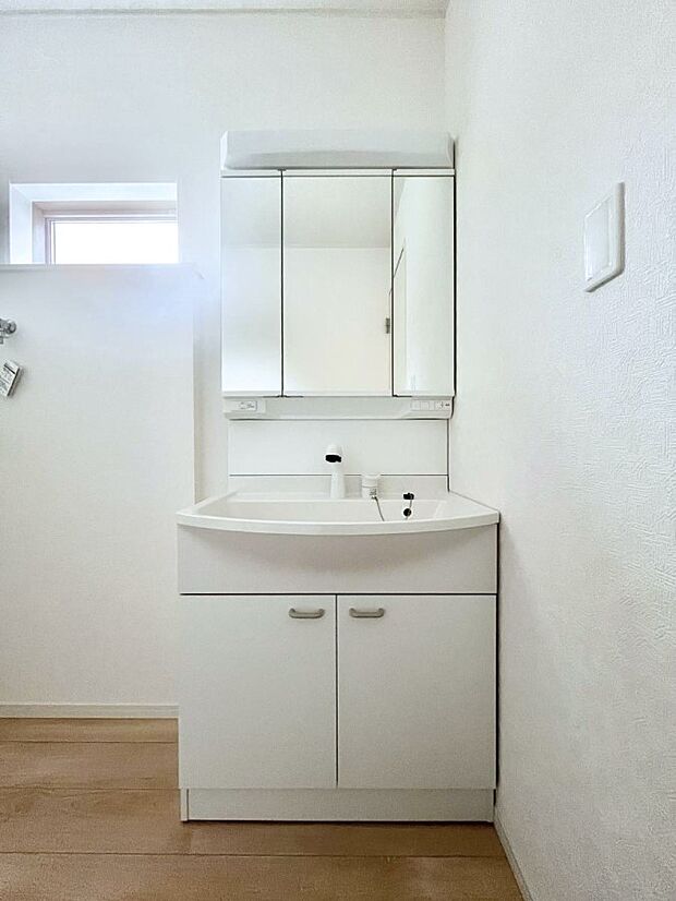 【洗面台・洗面所】大きく見やすい三面鏡で清潔感ある洗面台は、身だしなみチェックや肌のお手入れにおすすめです。