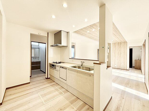 【ダイニングキッチン】料理をしながらご家族との会話を楽しめる対面カウンターキッチン