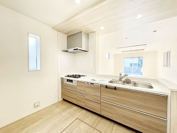 【ダイニングキッチン】料理をしながらご家族との会話を楽しめる対面カウンターキッチン