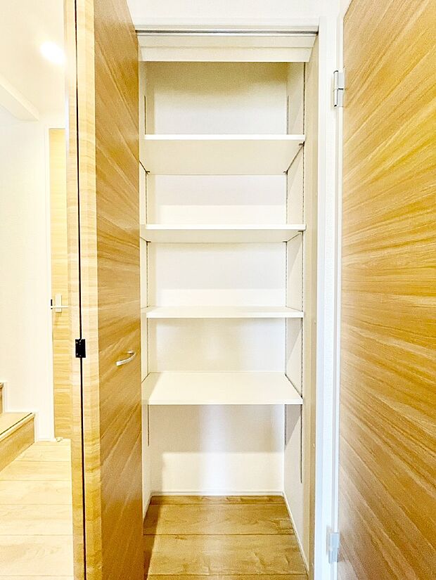 【その他設備(廊下収納)】掃除用具や生活雑貨の保管に便利な廊下収納