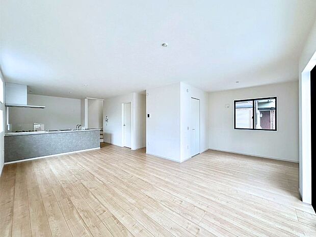 【ダイニング】家族の笑顔が自然と生まれてくる、そんな雰囲気のダイニングに仕上がっています。