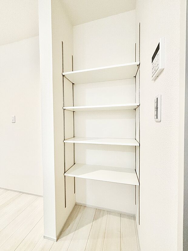 【その他設備(収納)】キッチン横の収納はパントリーとしても利用できます