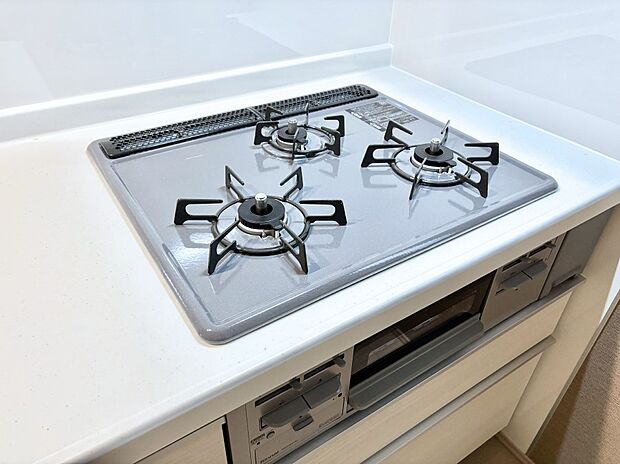 【その他設備(Ｓｉセンサーコンロ)】ガスコンロはＳｉセンサー搭載。火力調節や焦げ付き・消し忘れも防いでくれます。