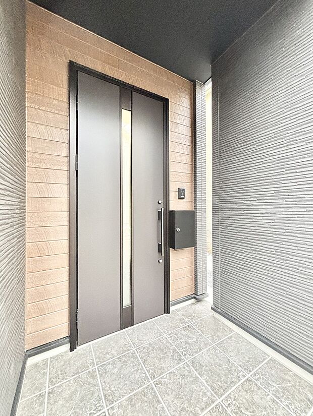 【玄関】大切な家族、来客を出迎える玄関。