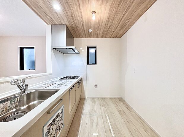 【ダイニングキッチン】爽やかな風が通り抜けるキッチン。窓があるので明るく換気にも役立ちます。