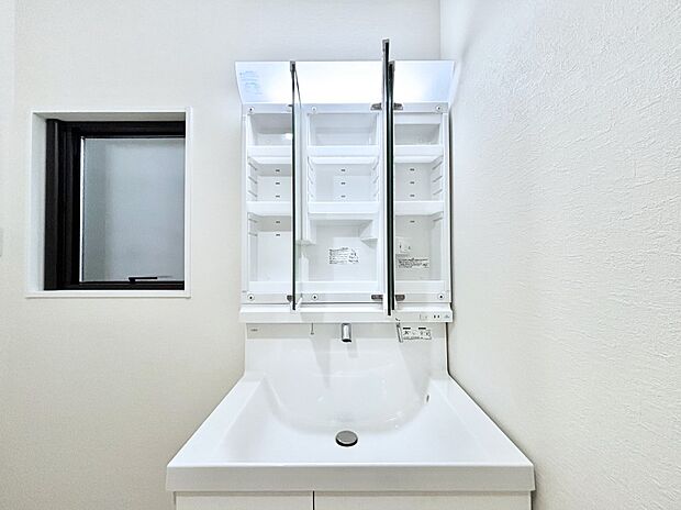 【その他設備(三面鏡裏収納)】三面鏡の裏に、化粧品や衛生用品などを収納可能。洗面台をすっきりと保ちます!