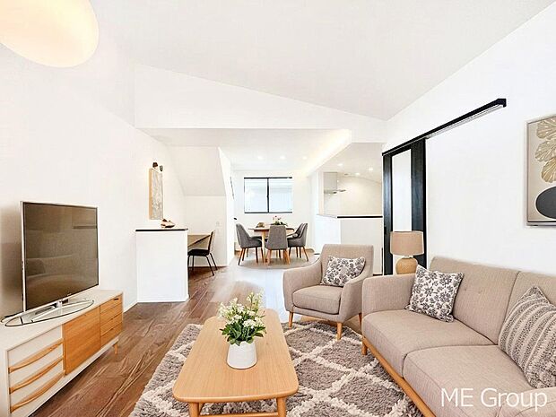 【リビング】家族の和やかな会話が聞こえてきそう。開放感のあるリビングです。※家具はCGです  