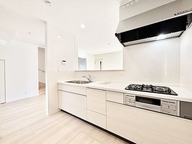 【ダイニングキッチン】カウンター越しに楽しいおしゃべり。いつものお料理がもっと美味しくなりそうですね。