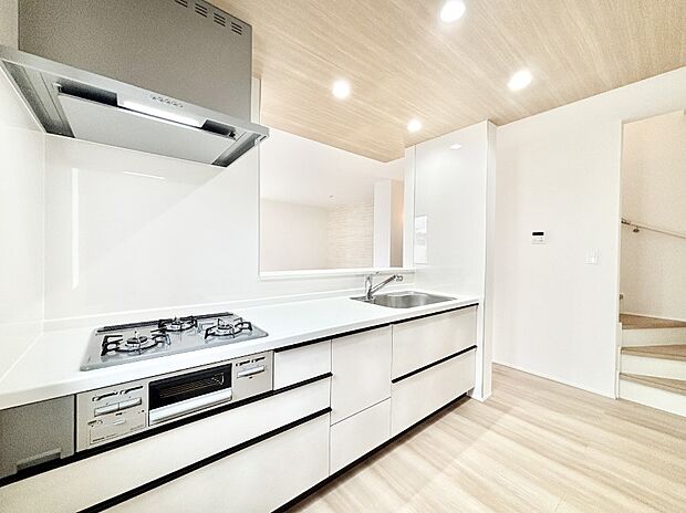 【ダイニングキッチン】ゆとりあるキッチンではご家族と楽しくお料理ができます。