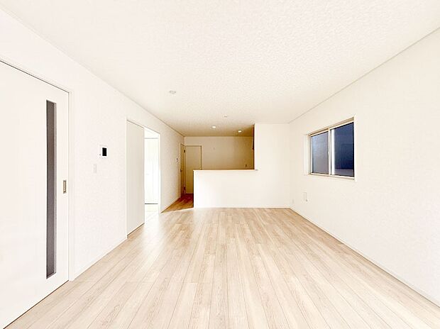 【リビングダイニング】明るい陽光が注ぎ、寛ぎの雰囲気に満たされるリビング・ダイニング。