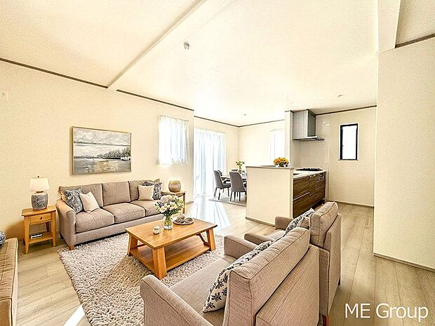 【リビング】ご家族の賑やかな話し声で包まれる明るいリビング ※家具はCGです