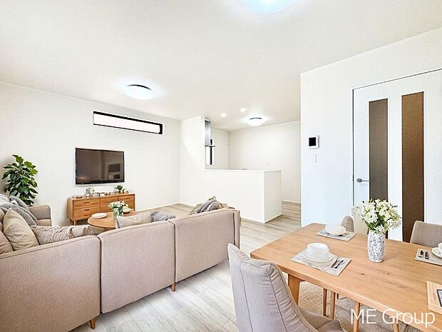 【リビング】落ち着いた雰囲気のＬＤＫは家族みんなの快適空間　※家具はCGです