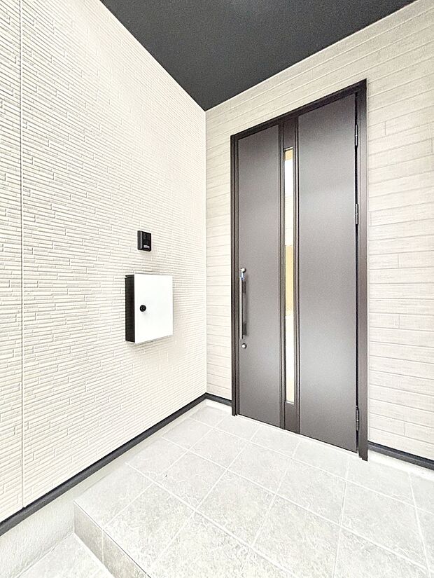 【玄関】大切な家族、来客を出迎える玄関。