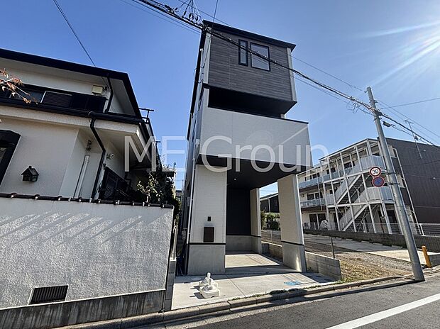 【現地外観写真】たっぷりの陽光と心地よい風が舞い込む住まい 