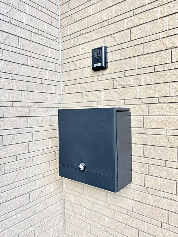 【その他現地】シンプルデザインのポスト。