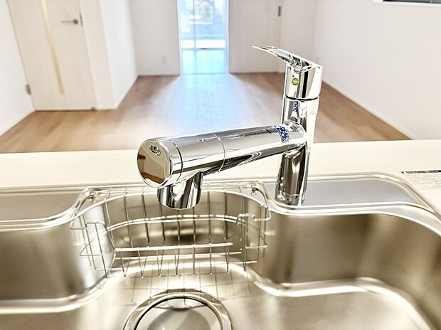 【その他設備(蛇口一体型浄水器)】いつでも清潔なおいしいお水を。一つの水栓で水道水と浄水を使い分け。