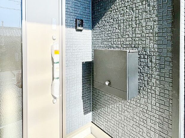 【その他現地】大切な郵便物の盗難を防止してくれるダイヤル錠付きのポスト