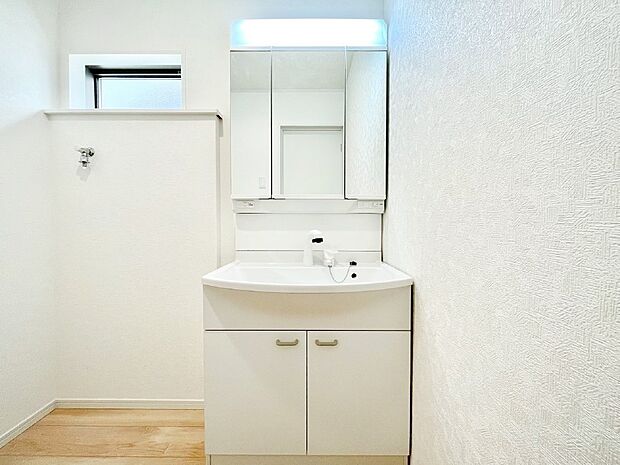 【洗面台・洗面所】スタイリングに便利な三面鏡、ミラーキャビネットで細かい物スッキリ