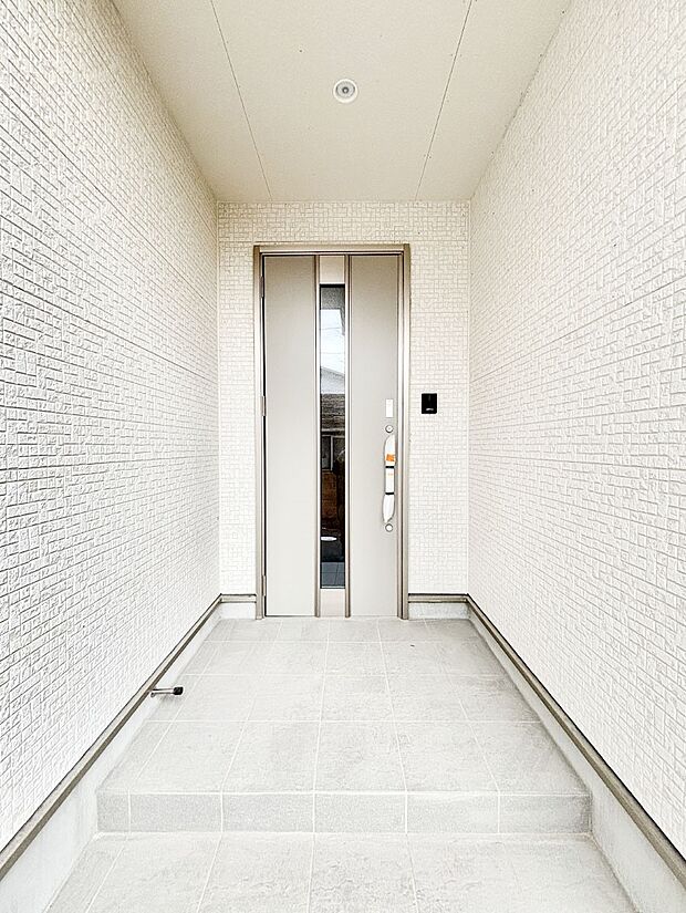 【玄関】大切な家族、来客を出迎える玄関。