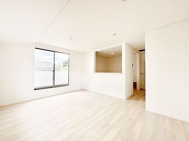 【リビングダイニング】明るい陽光が注ぎ、寛ぎの雰囲気に満たされるリビング・ダイニング。 