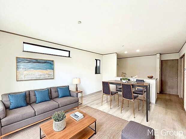 【リビング】ご家族の賑やかな話し声で包まれる明るいリビング  ※家具はCGです