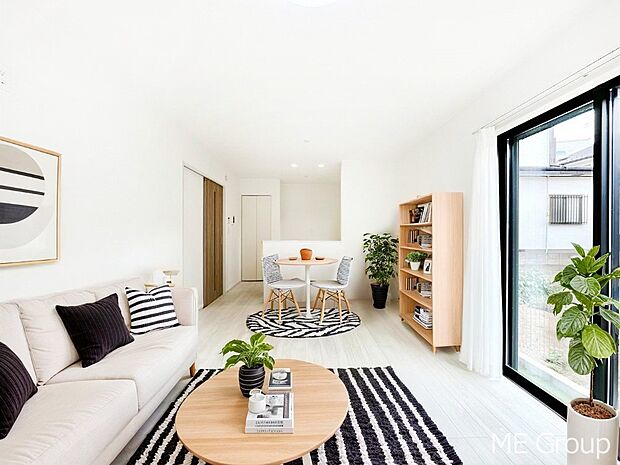 【リビング】家族の和やかな会話が聞こえてきそう。開放感のあるリビングです。※家具はCGです