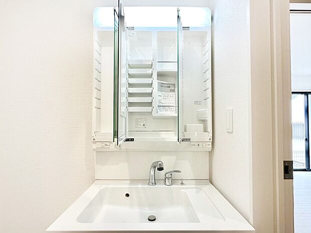 【その他設備(三面鏡裏収納)】三面鏡の裏に、化粧品や衛生用品などを収納可能。洗面台をすっきりと保ちます!