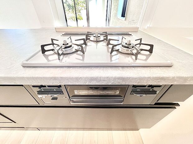 【その他設備(Ｓｉセンサーコンロ)】ガスコンロはＳｉセンサー搭載。火力調節や焦げ付き・消し忘れも防いでくれます。