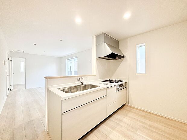 【ダイニングキッチン】爽やかな風が通り抜けるキッチン。窓があるので明るく換気にも役立ちます。