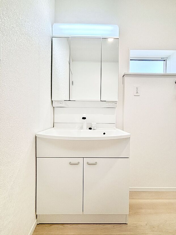 【洗面台・洗面所】大きく見やすい三面鏡で清潔感ある洗面台は、身だしなみチェックや肌のお手入れにおすすめです。