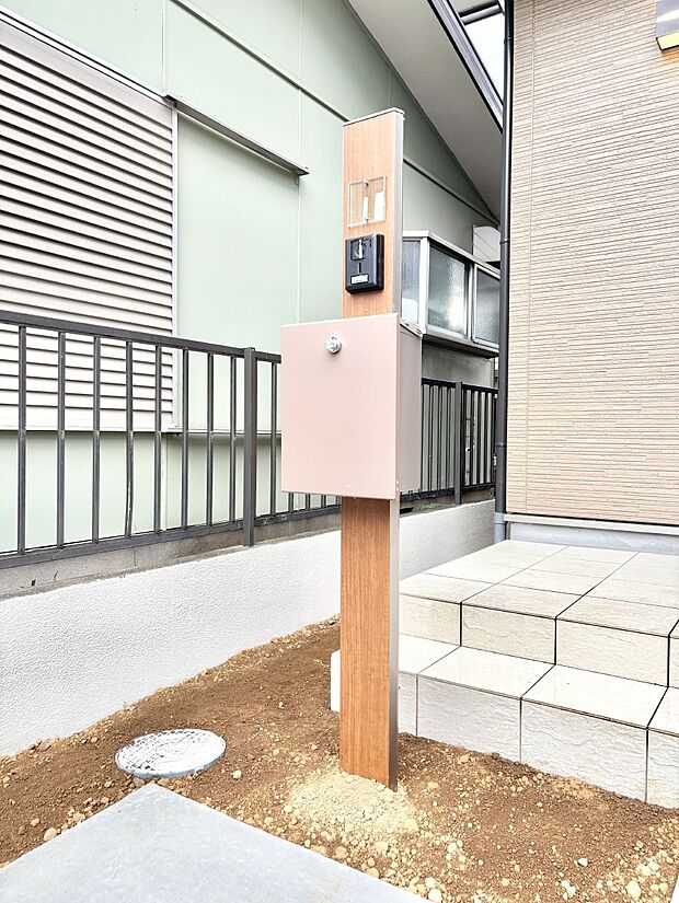 【その他現地】シンプルデザインのポスト。