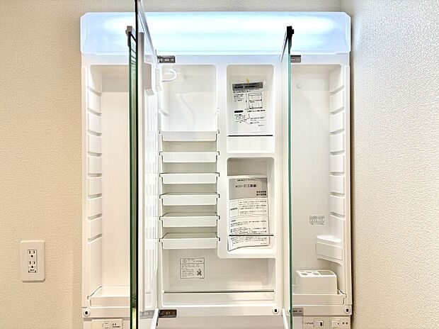 【その他設備(三面鏡裏収納)】三面鏡の裏に、化粧品や衛生用品などを収納可能。洗面台をすっきりと保ちます!