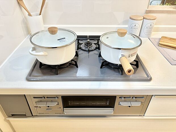 【その他設備(Siセンサーコンロ)】ガスコンロはSiセンサー搭載。火力調節や焦げ付き・消し忘れも防いでくれます。