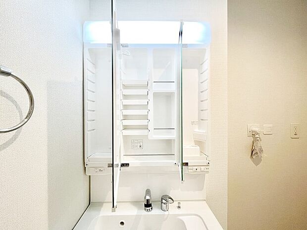 【その他設備(三面鏡裏収納)】三面鏡の裏に、化粧品や衛生用品などを収納可能。洗面台をすっきりと保ちます！