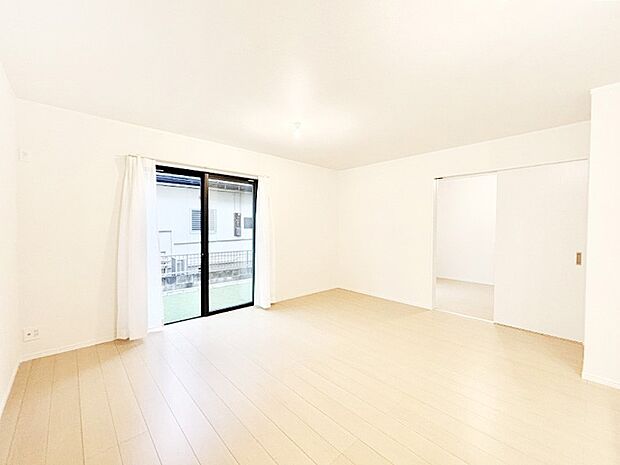 【リビングダイニング】明るい陽光が注ぎ、寛ぎの雰囲気に満たされるリビングダイニング