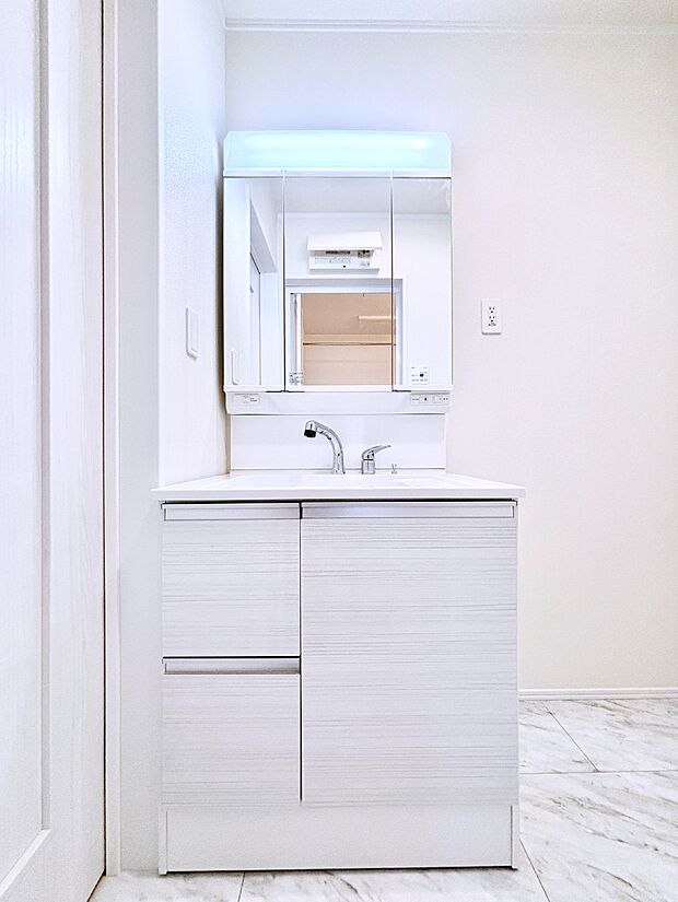 【洗面台・洗面所】大きく見やすい三面鏡で清潔感ある洗面台は、身だしなみチェックや肌のお手入れにおすすめです。