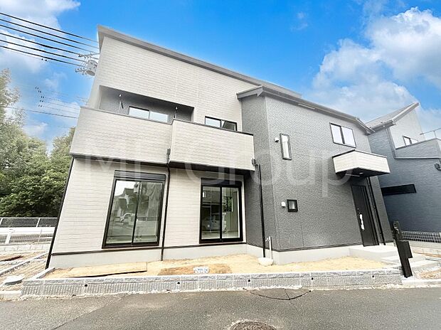 【現地外観写真】洗練された外観、上質な住空間が広がる室内は永く安心して過ごせる住居です。