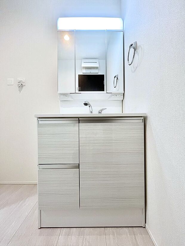 【洗面台・洗面所】大きく見やすい三面鏡で清潔感ある洗面台は、身だしなみチェックや肌のお手入れにおすすめです。