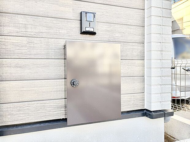 【その他現地】シンプルなデザインのポスト