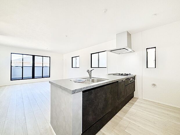 【ダイニングキッチン】カウンター越しに楽しいおしゃべり。いつものお料理がもっと美味しくなりそうですね。