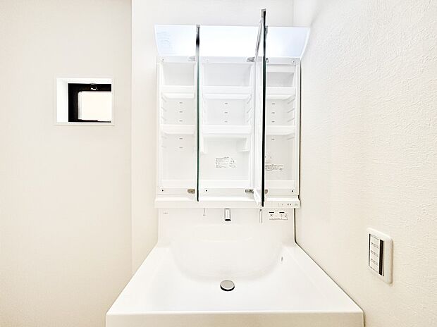 【その他設備(三面鏡裏収納)】三面鏡の裏に、化粧品や衛生用品などを収納可能。洗面台をすっきりと保ちます!