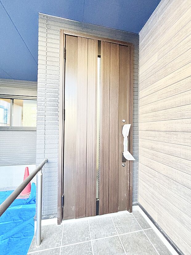 【玄関】玄関前は雨が降っても濡れにくい屋根付き