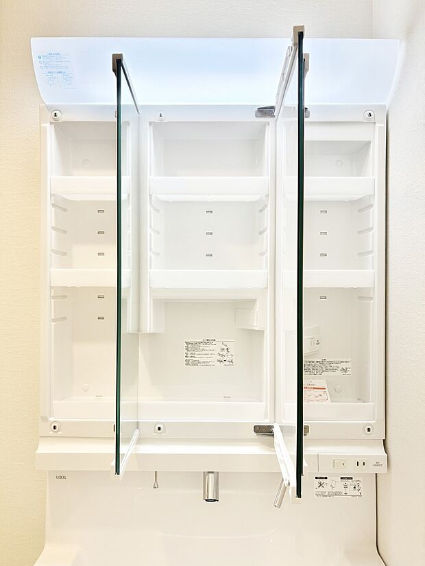 【その他設備(三面鏡裏収納)】三面鏡の裏に、化粧品や衛生用品などを収納可能。洗面台をすっきりと保ちます!